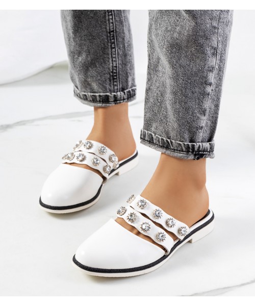 Baltos šlepetės, dekoruotos "Asselt" smeigtukais