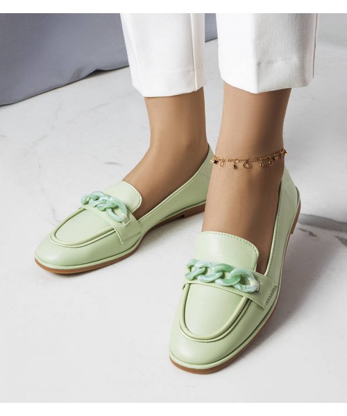 Žali mokasinai, puošti "Bobbie" grandine