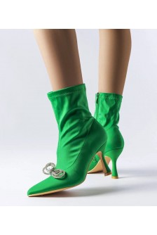 Žali batai, puošti cirkonio lankeliu Marsas