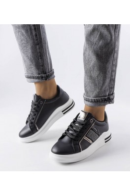 Juodi sportbačiai, puošti cirkonais Xarles