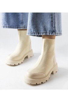 Lonte smėlio spalvos batai su kojinėmis