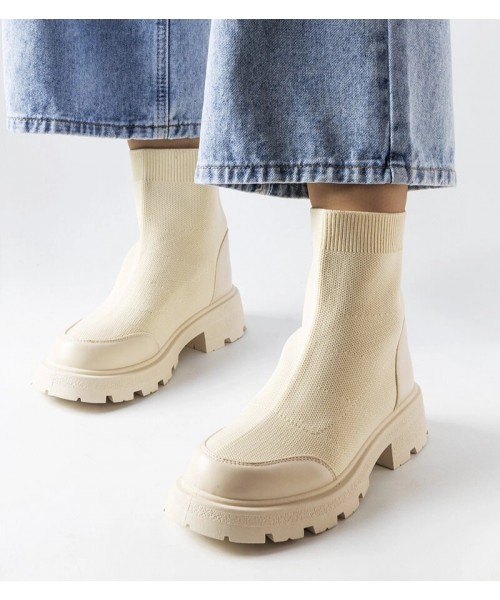 Lonte smėlio spalvos batai su kojinėmis