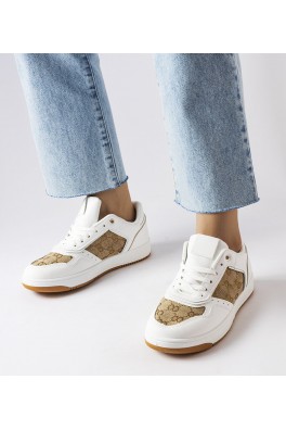 Balti sportbačiai su Isidora monograma