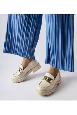 Smėlio spalvos mokasinai, puošti "Schlanders" sagtimi