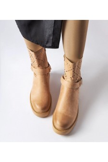 Smėlio spalvos ažūriniai batai su grandine iš "Procopio