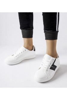 Balti Sneakers Stiliaus Su Juodos Spalvos Intarpais Rizzo