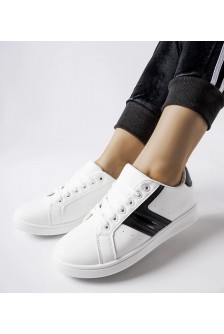 Balti Sneakers Stiliaus Su Juodos Spalvos Intarpais Rizzo