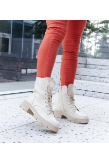 Smėlio spalvos karoliukais puošti batai iš Accadia