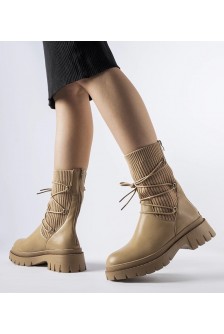 Smėlio spalvos batai su kojinėmis ir "Eliot" raiščiu