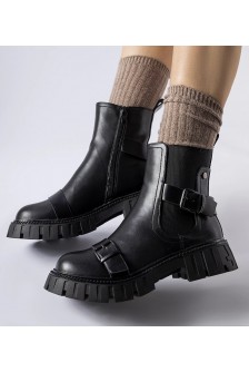 Juodi batai ant tvirto pado Fontarine