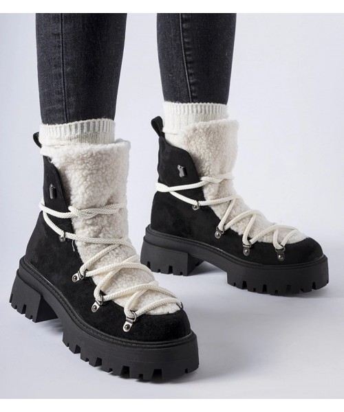 Juodos spalvos maišeliai su dekoratyviniu liežuvėliu Perudžos mieste