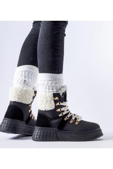 Juodieji maišai ant didžiulės platformos Rodrigo