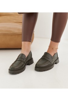 Maybritt žali mokasinai