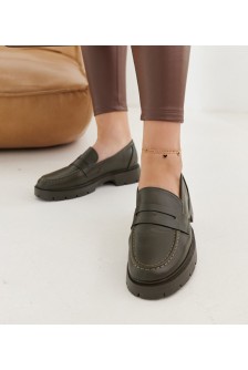 Maybritt žali mokasinai