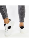 Balti-Juodi Sneakers Stiliaus Ant Storesnio Pado Finestra Balti-Juodi Sneakers Stiliaus Ant Storesnio Pado Finestra