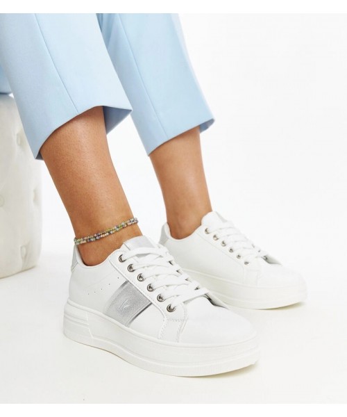 Balti-Sidabro spalvos Sneakers Stiliaus Ant Storesnio Pado Finestra Balti-Sidabro spalvos Sneakers Stiliaus Ant Storesnio Pado Finestra