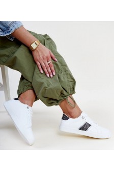 Balti-Juodi Sneakers Stiliaus Su Dekorotyvinio Juostelėmis Grada