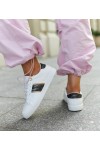 Balti Sneakers Stiliaus Su Dekorotyvinio Juostelėmis Grada Balti Sneakers Stiliaus Su Dekorotyvinio Juostelėmis Grada