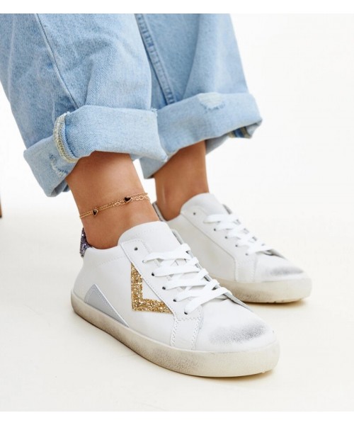 Balti Sneakers Stiliaus Su Efektais ,,znoszenia'' Gombola