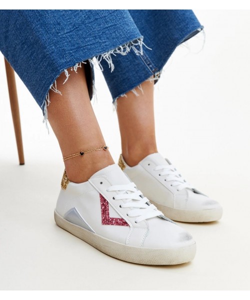 Balti Sneakers Stiliaus Su Efektais ,,znoszenia'' Gombola Balti Sneakers Stiliaus Su Efektais ,,znoszenia'' Gombola