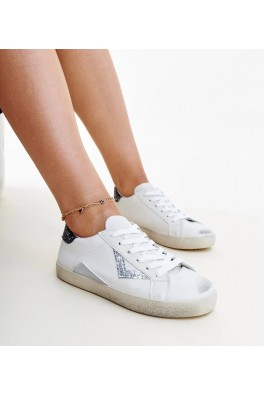 Balti Sneakers Stiliaus Su Efektais ,,znoszenia'' Gombola