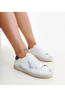 Balti Sneakers Stiliaus Su Efektais ,,znoszenia'' Gombola