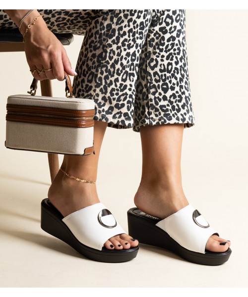 Baltos šlepetės ant platformų su Keirenh sagtimi