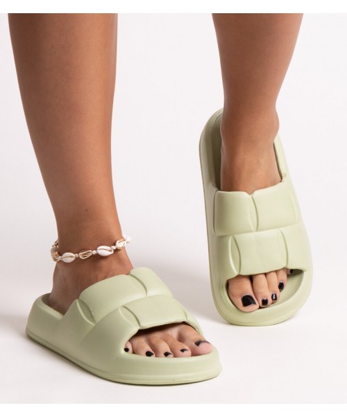 Lete žalios putplasčio šlepetės