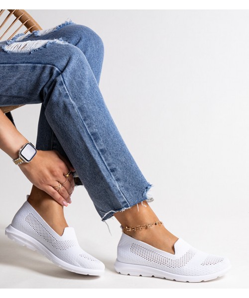 Rahimo balti sportbačiai ant putplasčio pado