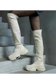 Smėlio spalvos batai su lanksčia viršutine dalimi ant tvirto "Lokira" pado