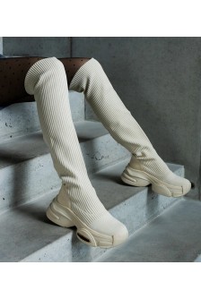 Smėlio spalvos batai su lanksčia viršutine dalimi ant tvirto "Lokira" pado