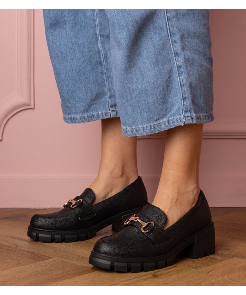 Juodi žemi aukštakulniai su aukso puošmena Marela