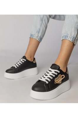 Juodi „Sneakers“ stiliaus bateliai su širdele, perkirpta „Lerisol“ smeigtuku