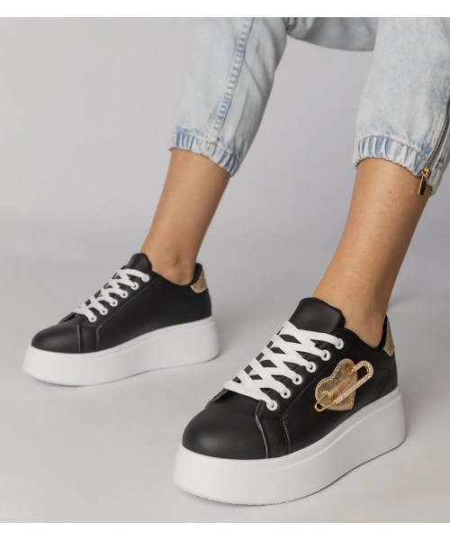Juodi „Sneakers“ stiliaus bateliai su širdele, perkirpta „Lerisol“ smeigtuku Juodi „Sneakers“ stiliaus bateliai su širdele, perkirpta „Lerisol“ smeigtuku
