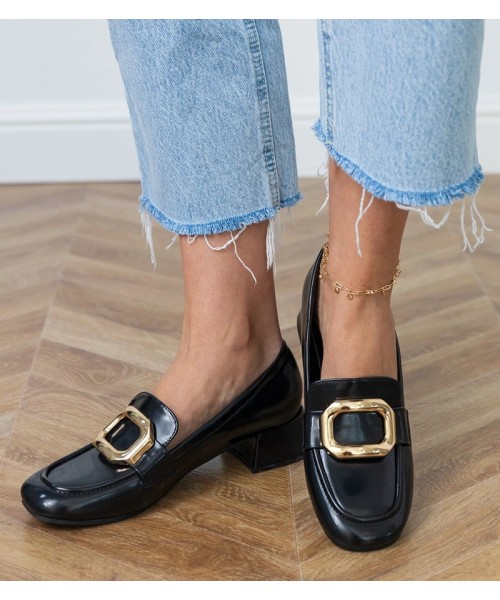 Juodi moteriški pusbačiai žemakulniai bateliai su aukso spalvos puošmenomis "Mareda