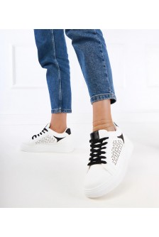 Balti Sneakers Stiliaus Su Juodos Spalvos Intarpais Ant Platformos Remmi