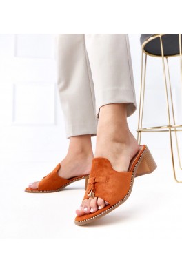 Rudos stiletto šlepetės su Gariend dirželių puošmena