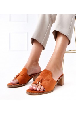 Rudos stiletto šlepetės su Gariend dirželių puošmena