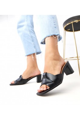 Juodos klasikinės šlepetės ant eko odos "Risana" stulpelio