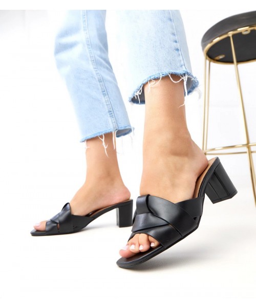 Juodos klasikinės šlepetės ant eko odos "Risana" stulpelio