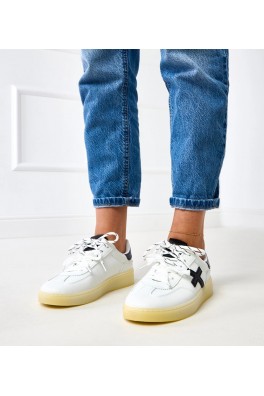 Balti Sneakers Stiliaus Ant Platformos Su Juoda Intarpais Eriksen