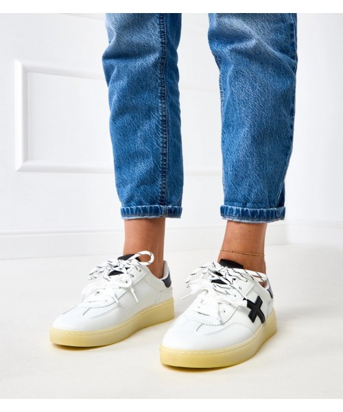 Balti Sneakers Stiliaus Ant Platformos Su Juoda Intarpais Eriksen Balti Sneakers Stiliaus Ant Platformos Su Juoda Intarpais Eriksen