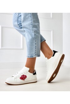 Balti Sneakers Stiliaus Ant Platformos Su Raudonais serduszkami Tela