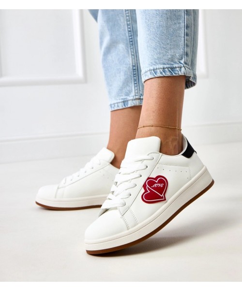 Balti platforminiai sportbačiai su raudonomis širdelėmis iš "Tela