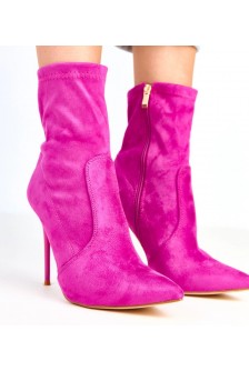 Violetinės spalvos batai su zomšos apdaila ant Nanilos smailianosio kulno