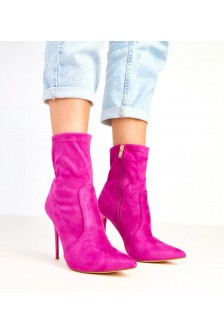 Violetinės spalvos batai su zomšos apdaila ant Nanilos smailianosio kulno