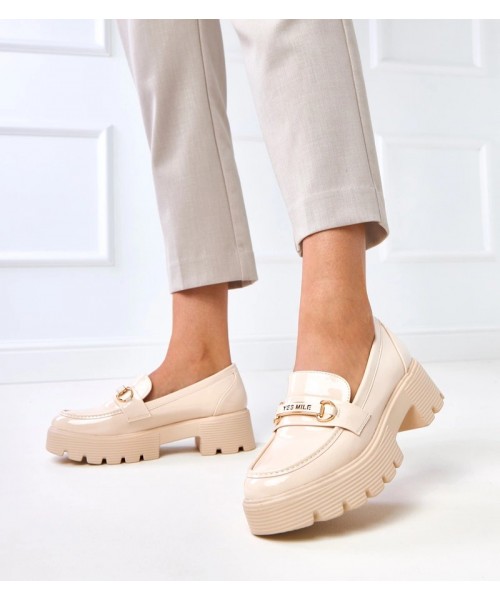 Smėlio spalvos lakuoti mokasinai su Kidane puošyba