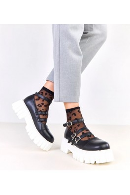 Juodi pusbačiai ant "Jastina" traktoriaus pado