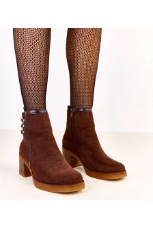 Rudi stiletto batai, puošti "Karena" sagtimis