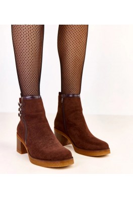 Rudi stiletto batai, puošti "Karena" sagtimis